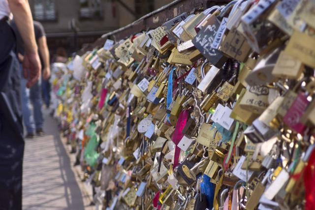 Pariz: Turisti i dalje kače zabranjene katance ljubavi